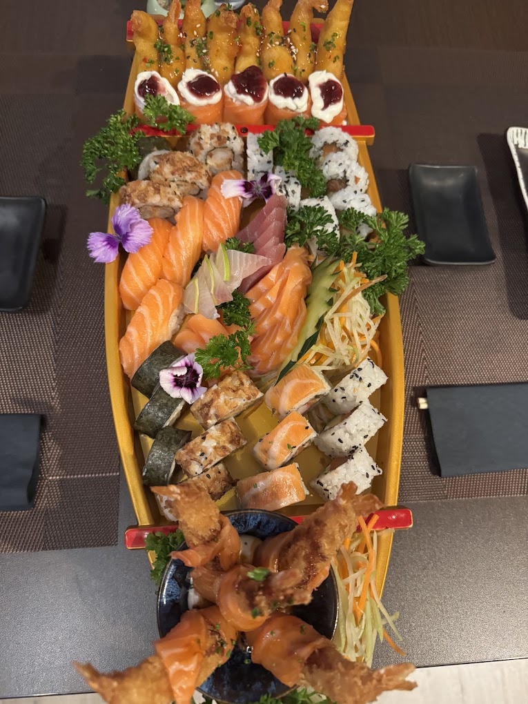 Barco de sushi variado com sashimi, makis, nigiris e tempura, servido no Koen Sushi